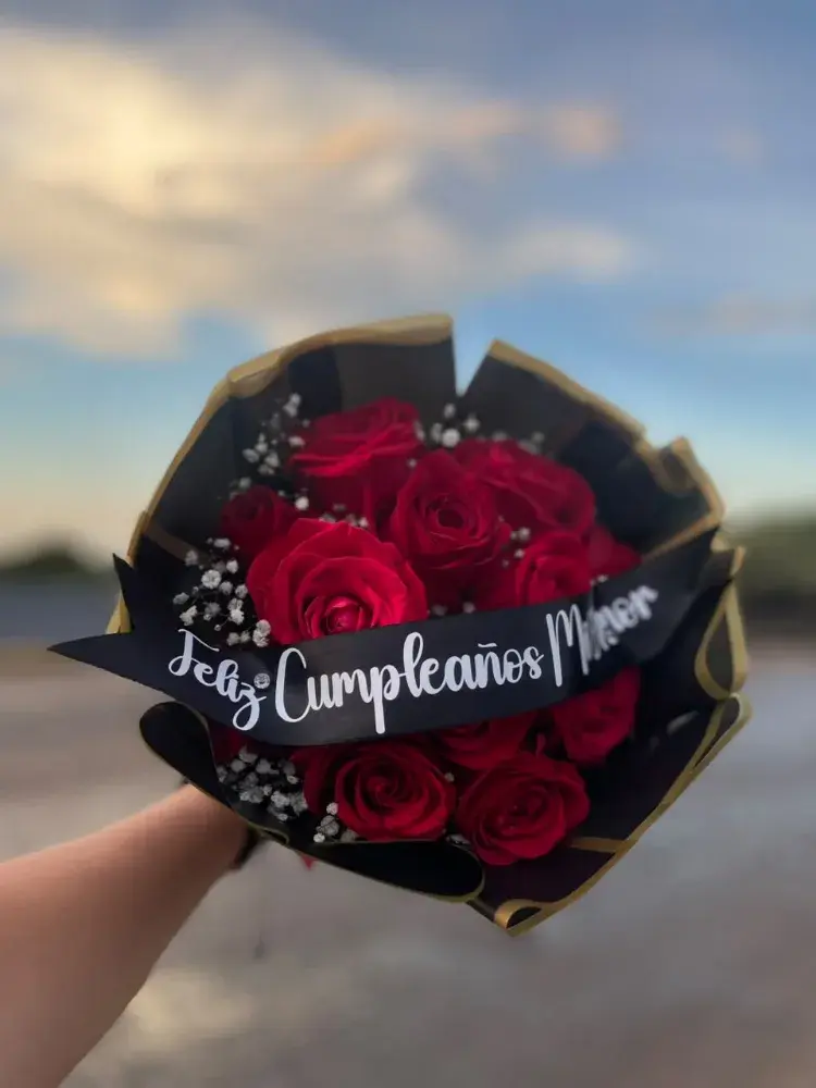 Ramo de 12 rosas naturales